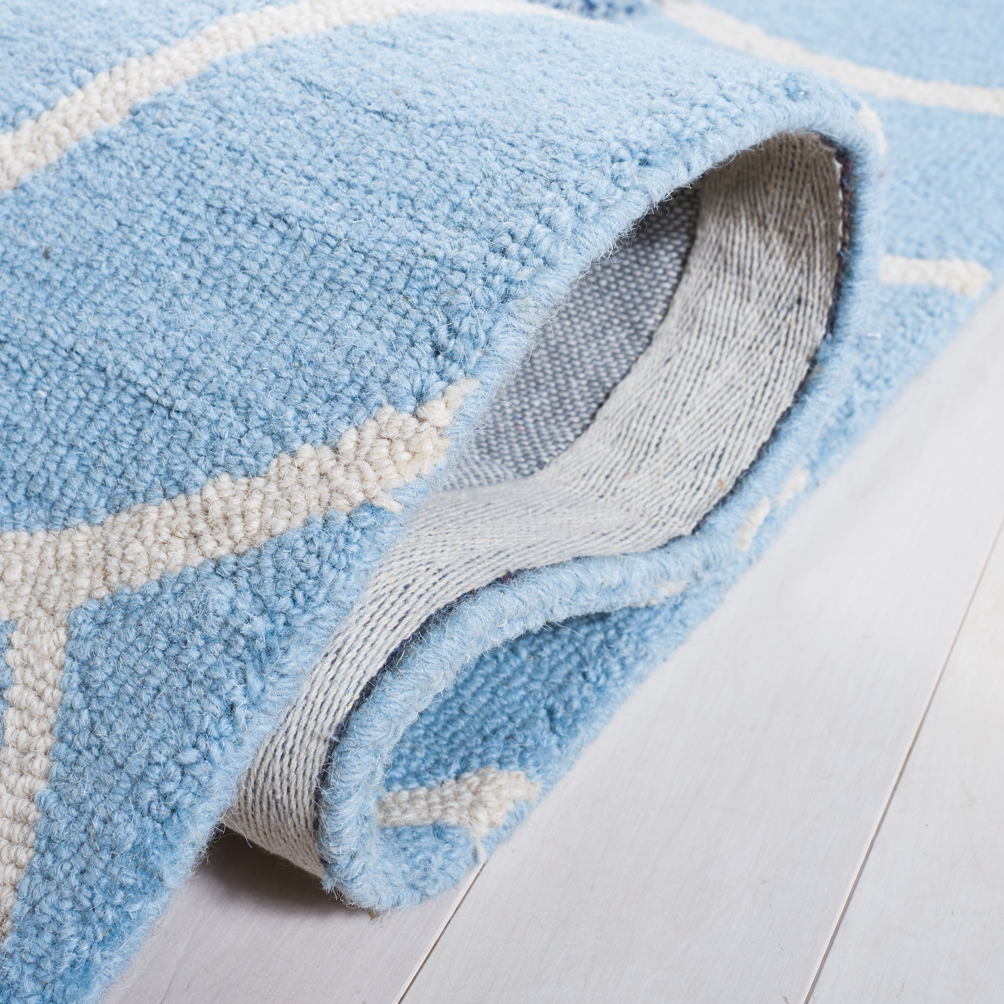 SAFAVIEH Fifth Avenue Deborah Abstract Area Rug, Light Blue/Navy, 4' x 6'
