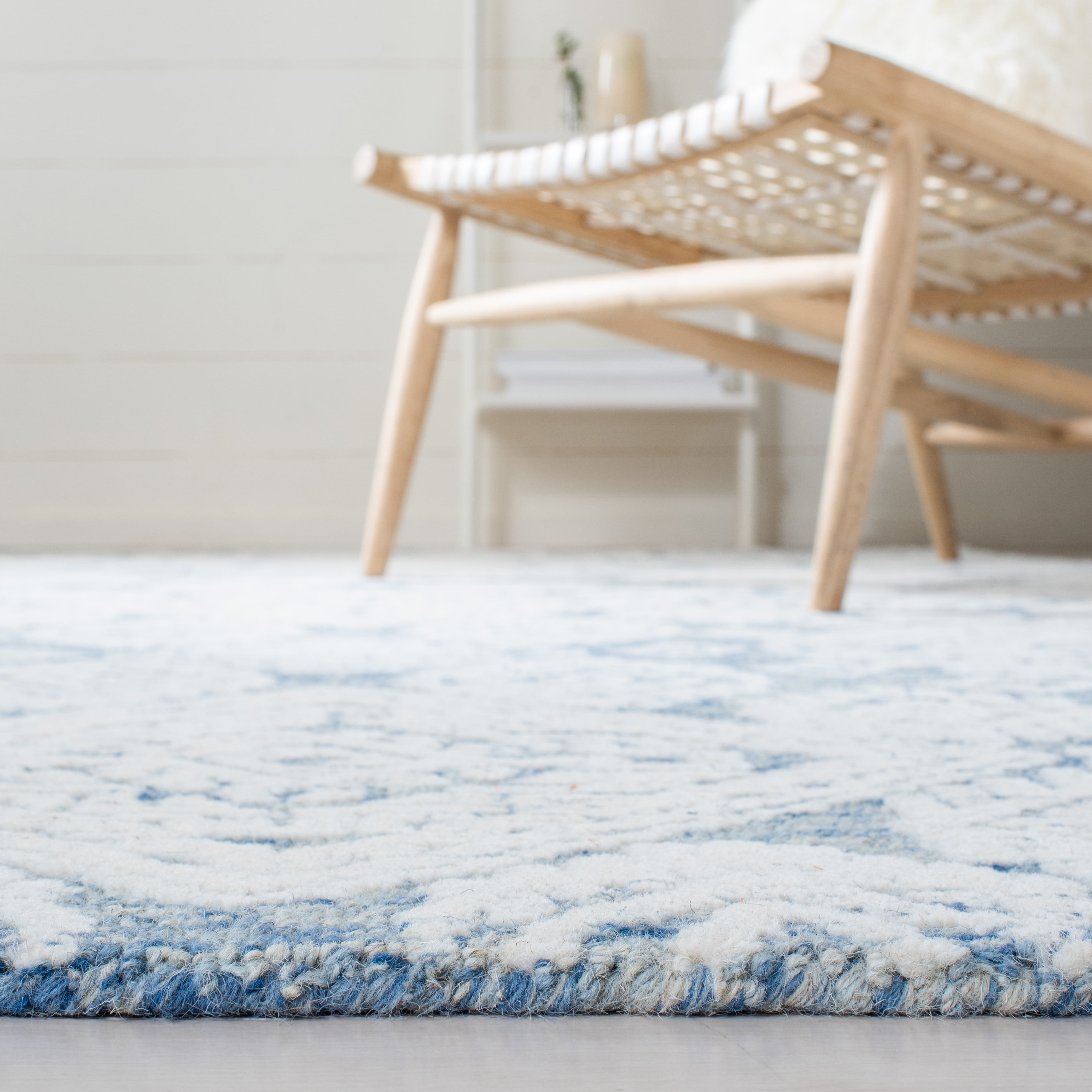SAFAVIEH Metro Riley Medallion Area Rug, Blue/Ivory, 6' x 6' Square