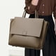 thumbnail image 2 of Bolso de mano con alas cuadradas horizontales simples de moda, de alta calidad, con capa de piel de vaca, de gran capacidad, bolso cruzado de un solo hombro, marea, 2 of 5