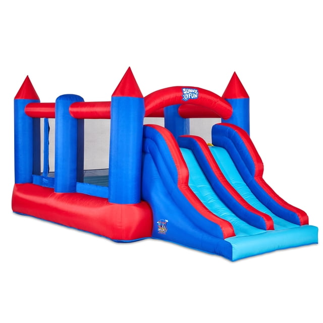 castillo hinchable sunny & fun con doble tobogán para 4 niños Vista 3/4 frontal de castillo inflable rojo y azul con cuatro torres cónicas, área de salto con malla lateral y doble tobogán con dos carriles azules y bordes rojos. Logotipo Sunny & Fun en el arco; dimensiones 15 x 8 x 7 pies, nailon resistente, capacidad para 4 niños (400 lb); instalación rápida con soplador incluido; suele usarse en fiestas infantiles y recreación en jardín.