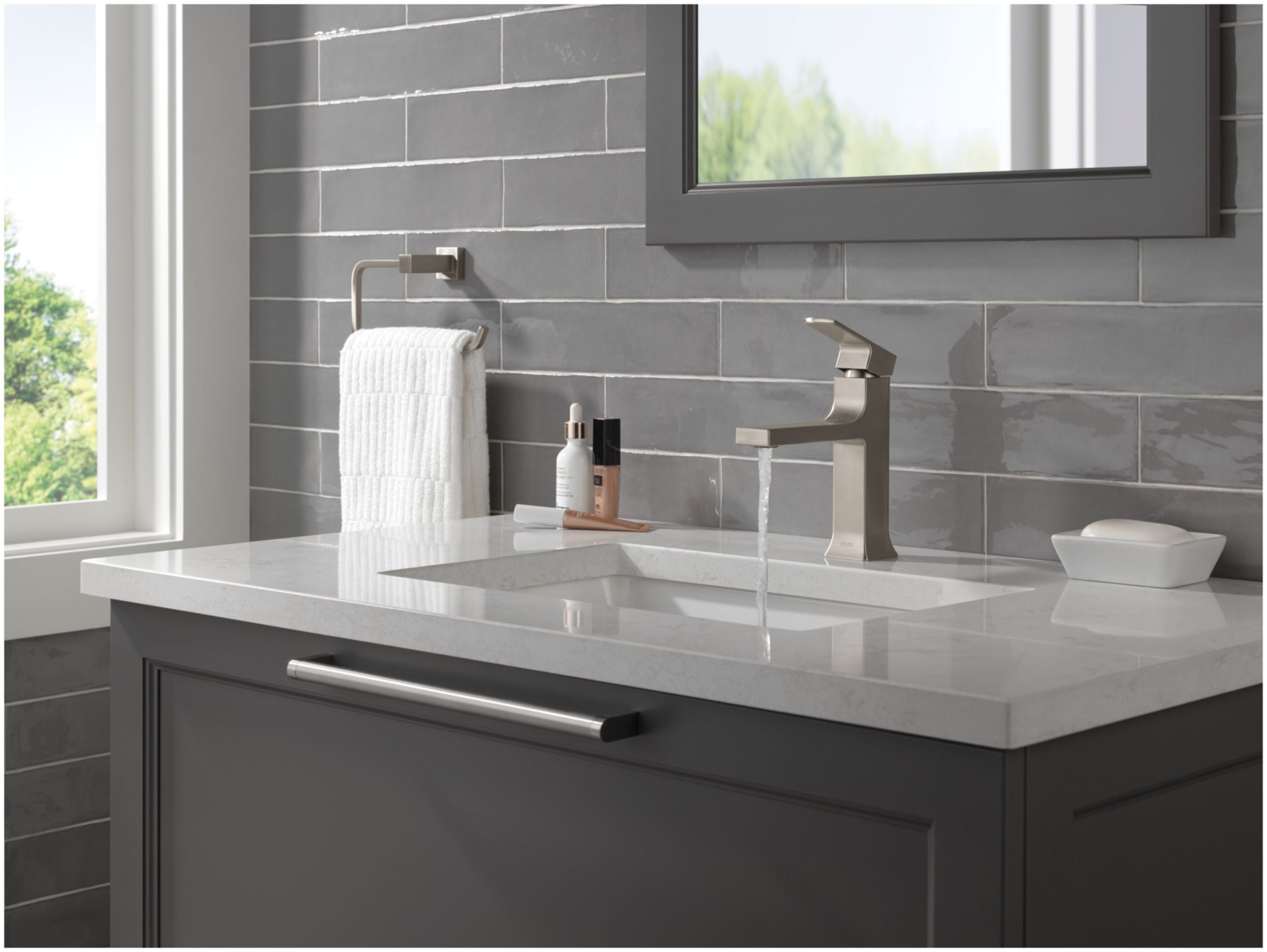 Delta 537-BLMPU-DST Velum 1.2 GPM Single Hole Bathroom Faucet - Black