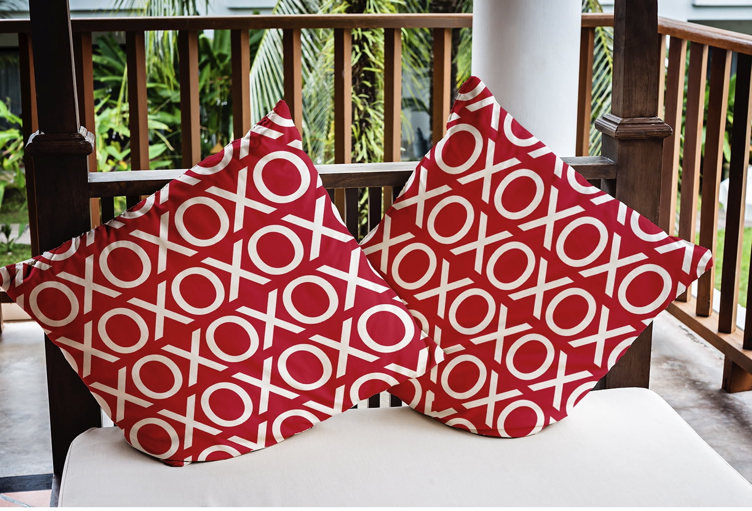 Simply Daisy 16" x 16" Hugs and Kisses Polyester Indoor/Outdoor Pillow, Red (1 count)