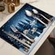 thumbnail image 1 of Juego de 4 manteles de Navidad • Manteles de mesa navideños para decoración del comedor • Decoración festiva para el hogar y el salón • A prueba de derrames y fácil de limpiar, 1 of 8