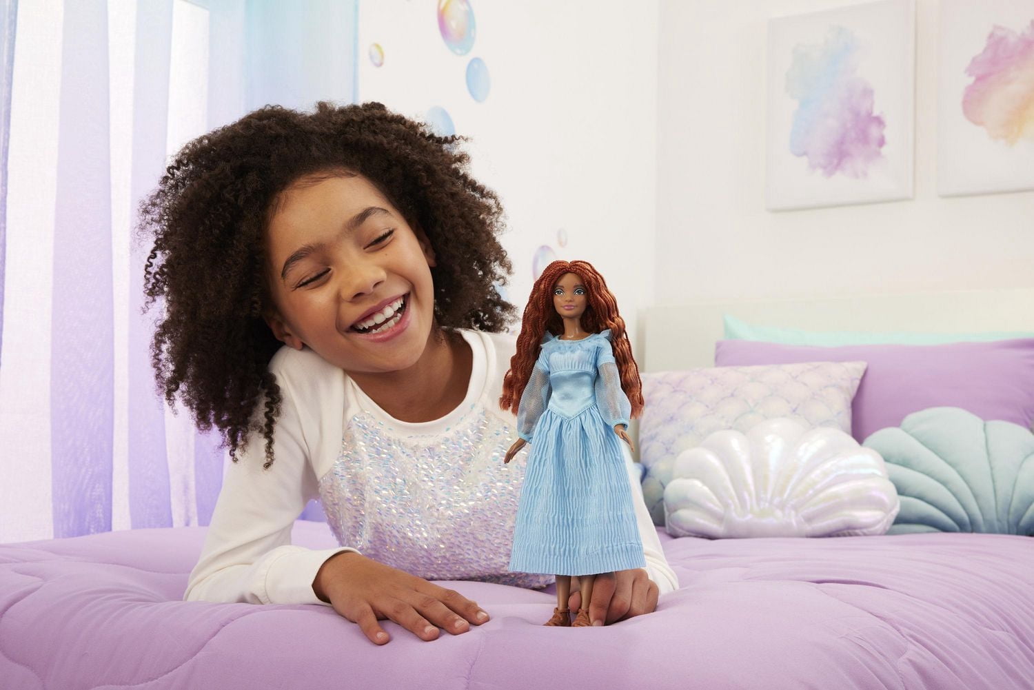 Disney Poupée La Petite Sirène Ariel Humaine avec robe bleue caractéristique, jouets inspirés par La Petite Sirène de Disney