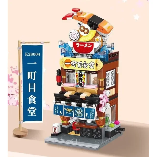 bloques de construcción keeppley en miniatura, juguetes para hacer tú mismo ladrillos rompecabezas regalo decoraciones para el hogar 28001 28002 28003 28004 28005 — Vista frontal de un micro set tipo edificio japonés de tres pisos sobre base gris; fachada marrón con toldo azul con iconos de ramen, letrero amarillo con caracteres, ventanas blancas enrejadas, adornos rosas y pieza superior en forma de bol de ramen. Fondo neutro claro; adecuado como pieza de exhibición coleccionable.