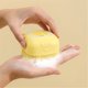 thumbnail image 4 of Cepillo de baño para mascotas con dispensador de champú - Masajea y limpia suavemente a perros y gatos - Cerdas de silicona suaves - Color amarillo brillante - Incluye depósito de 60ml, 4 of 7