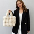 thumbnail image 3 of Sacs fourre-tout moelleux, sac à main en fourrure d'hiver pour femmes Y2K, sac en fausse fourrure, sac à main à bandoulière floue, 3 of 4