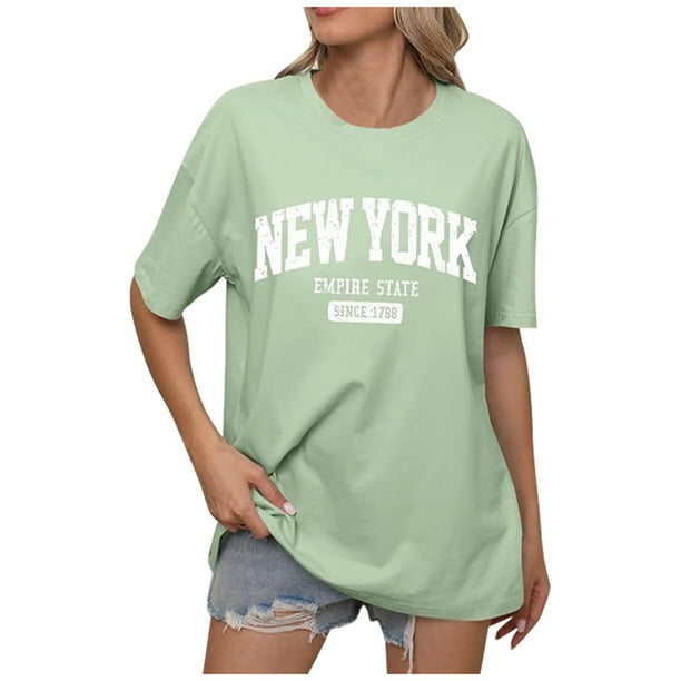 Camiseta informal de manga corta con hombros descubiertos y estampado de letras en inglés para mujer.