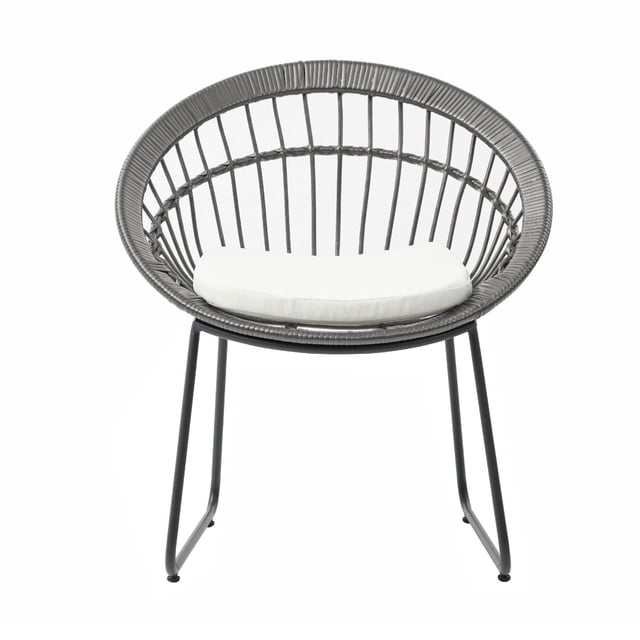 silla de exterior gris con asiento acolchado impermeable. estructura de acero y ratán sintético, vista frontal centrada de silla redonda con respaldo de listones de ratán sintético gris y patas de acero negras en U, cojín acolchado color claro, silueta abierta y formas redondeadas de estilo moderno con inspiración asiática; fondo blanco. Dimensiones aprox. 73×83×60 cm. Apta para terraza o sala; se entrega desmontada con manual. Su tamaño también la hace adecuada para crear un rincón de lectura en balcones pequeños.