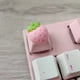 thumbnail image 1 of Teclado mecánico con teclas de perfil bajo, diseño de conejito con forma de pata, forma de gato adorable, distribución ergonómica, interruptores silenciosos con clic, marco de aluminio, para, 1 of 9