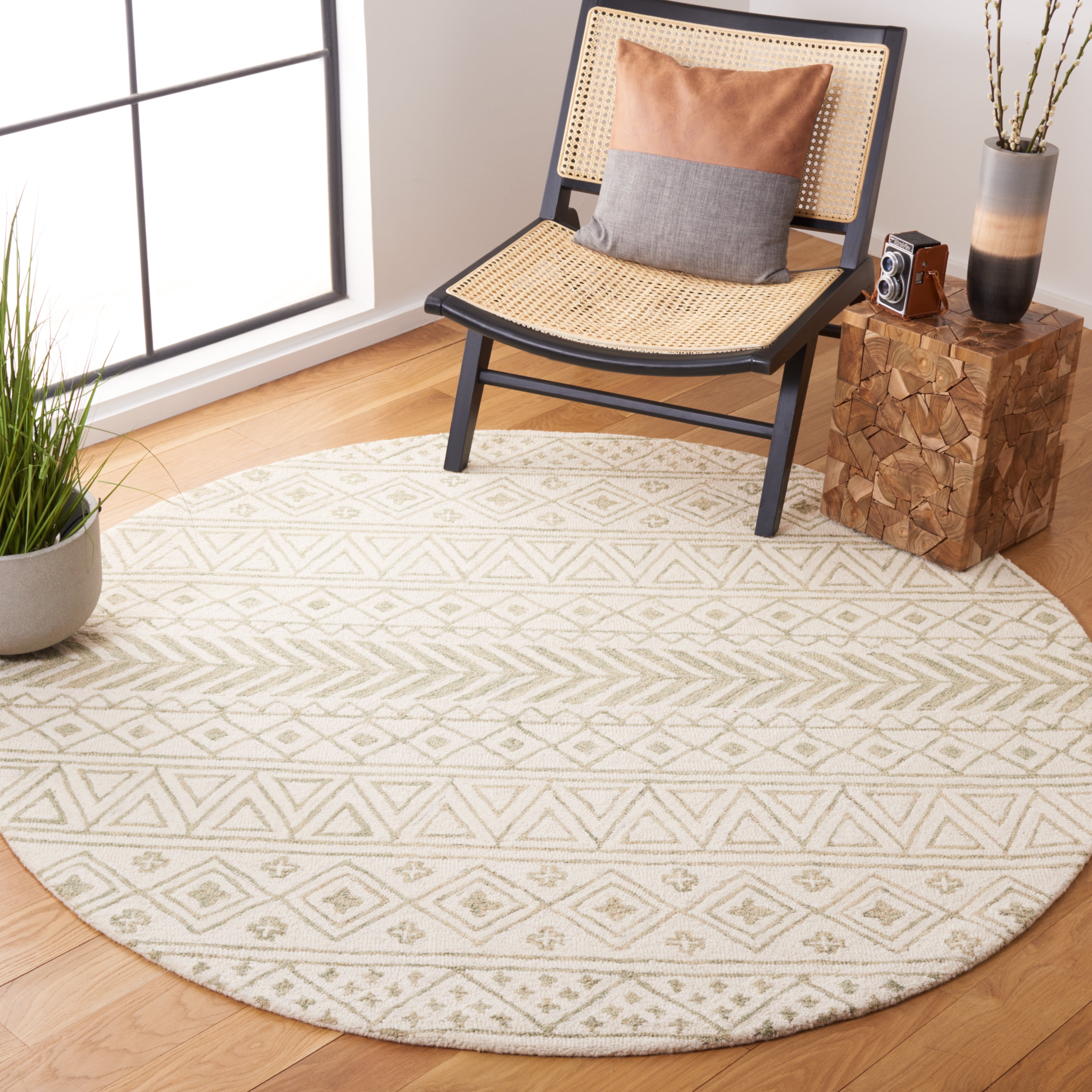SAFAVIEH Metro Beaumont Southwestern Area Rug, Ivory/Light Green, 6' x 6' Round