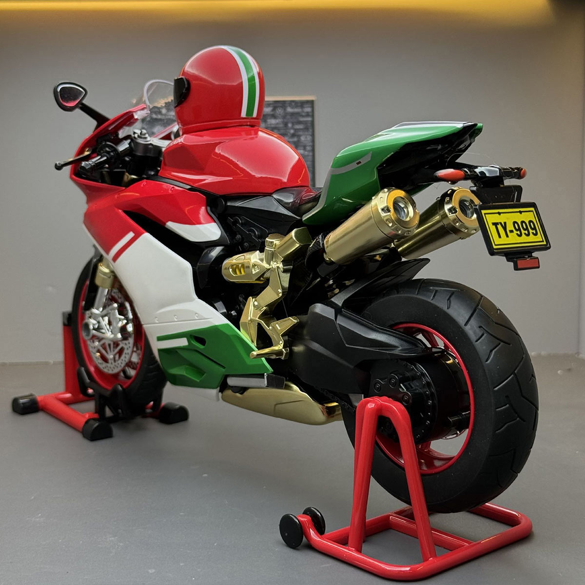 1:9 Alloy Motorcycle Model with Ignition System, Smoke Spray and Light & Sound Effects, Dynamic Motorbike for Home Display and Decoration, Idea as Gift for Adult Enthusiasts (Red)