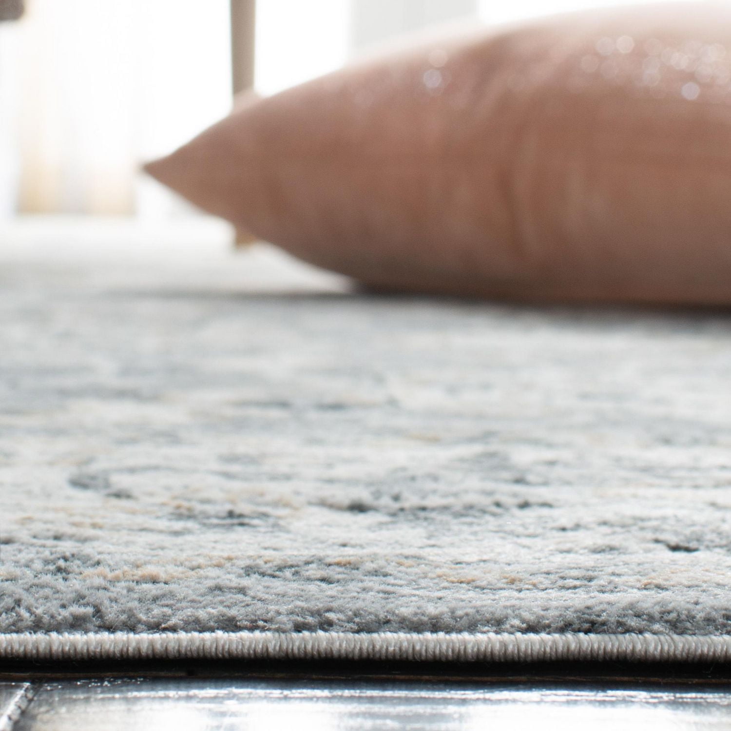 SAFAVIEH Isabella Kiana Floral Bordered Area Rug