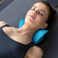 thumbnail image 2 of Relajador de cuello y hombros, dispositivo de tracción cervical para aliviar el dolor y alineación de la columna cervical, camilla de cuello de almohada quiropráctica (azul), 2 of 4