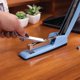 thumbnail image 4 of Grapadora Swingline 747 Business con capacidad para 30 hojas, color azul, 4 of 8