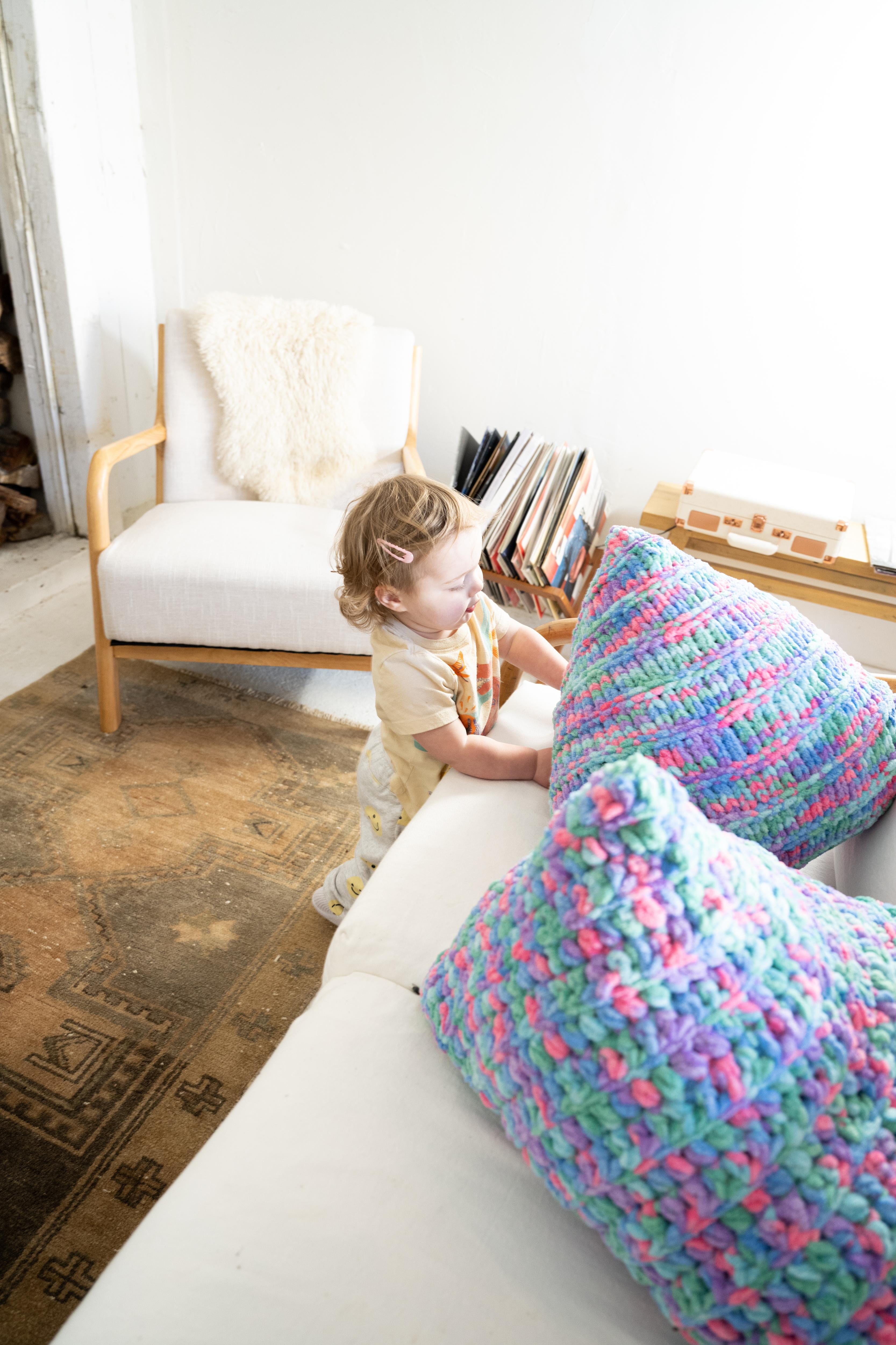 Lion Brand Yarn Cover Story Avalon Super Bulky Polyester Multicolor Yarn 1 Cake