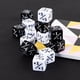 thumbnail image 2 of Juego de 24 dados de dados con bolsas de terciopelo, dados de cubo D6 para juegos de cartas Magic The Gathering (negro, blanco), 2 of 5