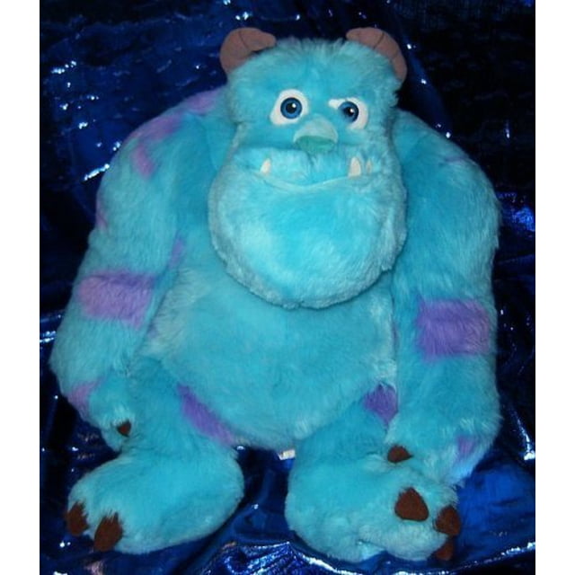 disneys monsters inc sully 15 figura de peluche Peluche grande de Sully sentado, vista frontal centrada; pelaje azul con parches púrpura, brazos largos, patas anchas, cuernos cortos color crema, ojos y dientes visibles, medidas aproximadas 15"x15"x8", fondo azul satinado; apto como cojín decorativo en sala o cuarto infantil.