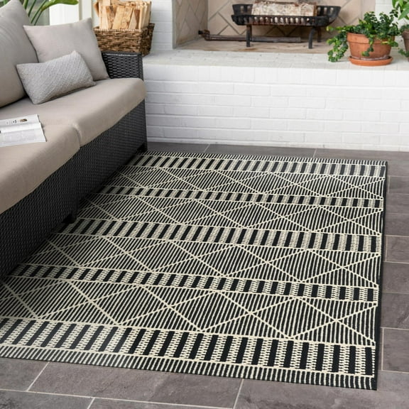 Unique Loom Outdoor Trellis Collection Area Rug - Dalyan (5' 3" x 8' Rectangle Black/Natural)