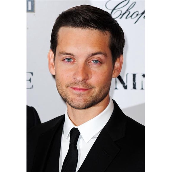 Tobey Maguire At Arrivals for New York Premiere of Nine The Ziegfeld Theatre New York Ny December 15 2009 Photo by Gregorio T. Binuya Photo Print, 16 x 20 - Large