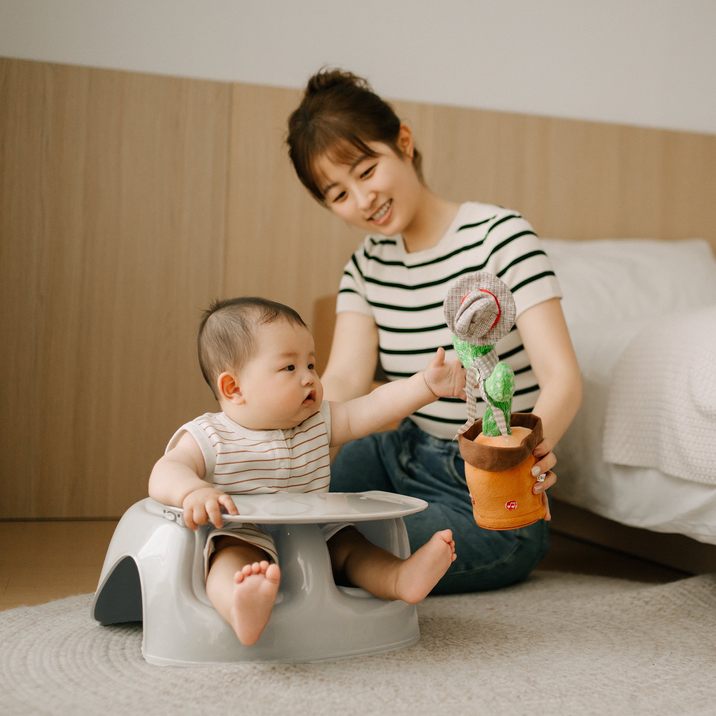 Bumbo Floor Seat Lite & Tray Combo for Infant Feeding and Play, Plastic, Grey