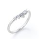 thumbnail image 4 of JeenMata Anillo Apilable con Diseño Curvo de Moissanita de Corte Redondo de 0,15 TCW con Cinco Piedras en Forma de Garra Chapado en Oro Blanco de 18 K sobre Plata, 4 of 5