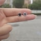 thumbnail image 4 of Pendientes de plata negra para hombre y mujer, sencillos pendientes de pareja de plata 925 con corte de piedra cruda brillante, diseño versátil, construcción duradera, 4 of 5