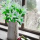 thumbnail image 1 of 6x Ramo de flores artificiales de lirio de tallo largo único para decoración del hogar en blanco, 1 of 9