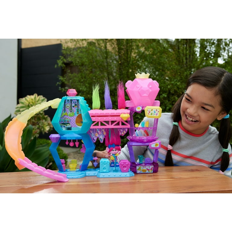 ローズドゥメとラヴァンドロメインのセット DreamWorks Trolls Band Together Mount Rageous Playset with Queen