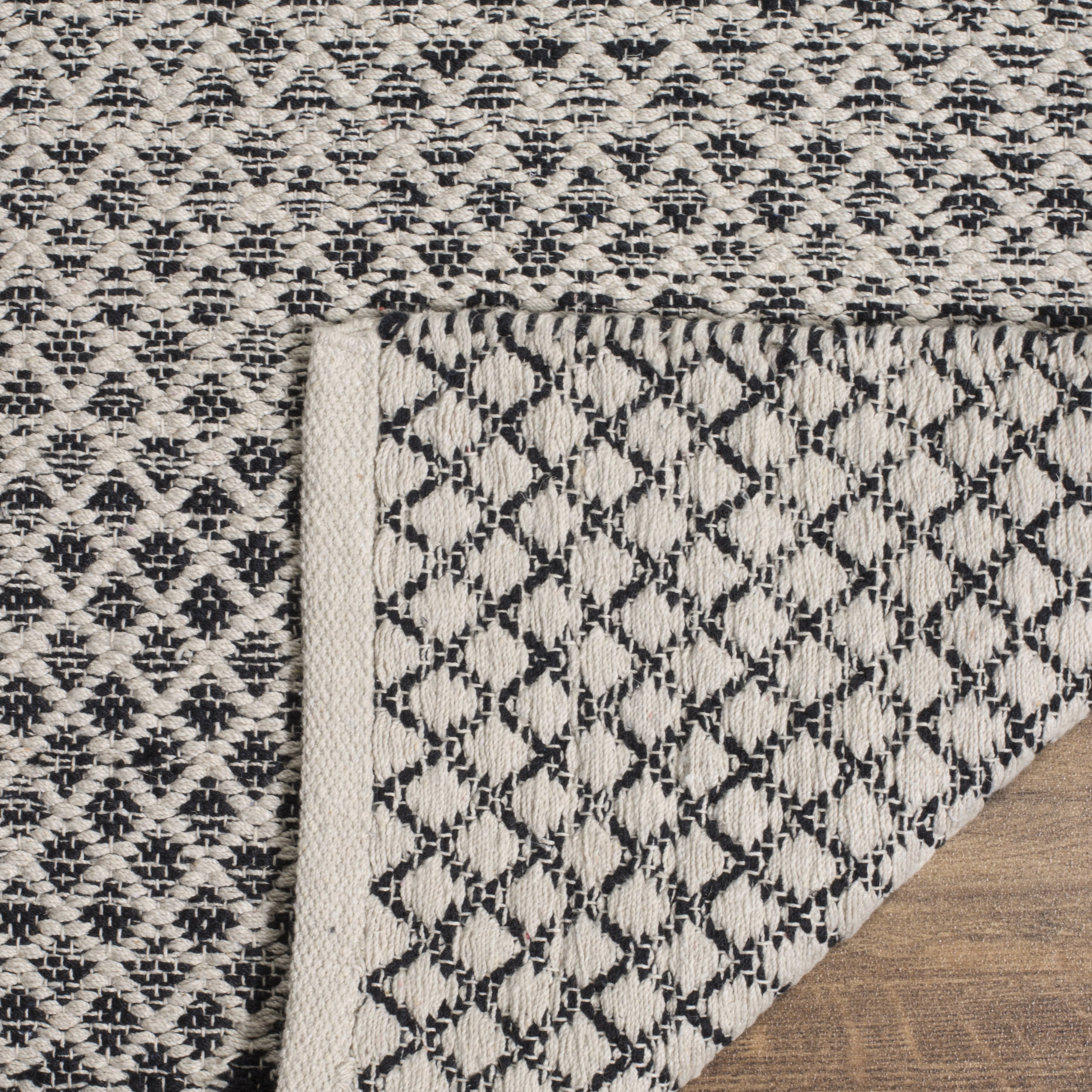 SAFAVIEH Montauk Vaughn Geometric Cotton Runner Rug, Black/Ivory, 2'3" x 13'