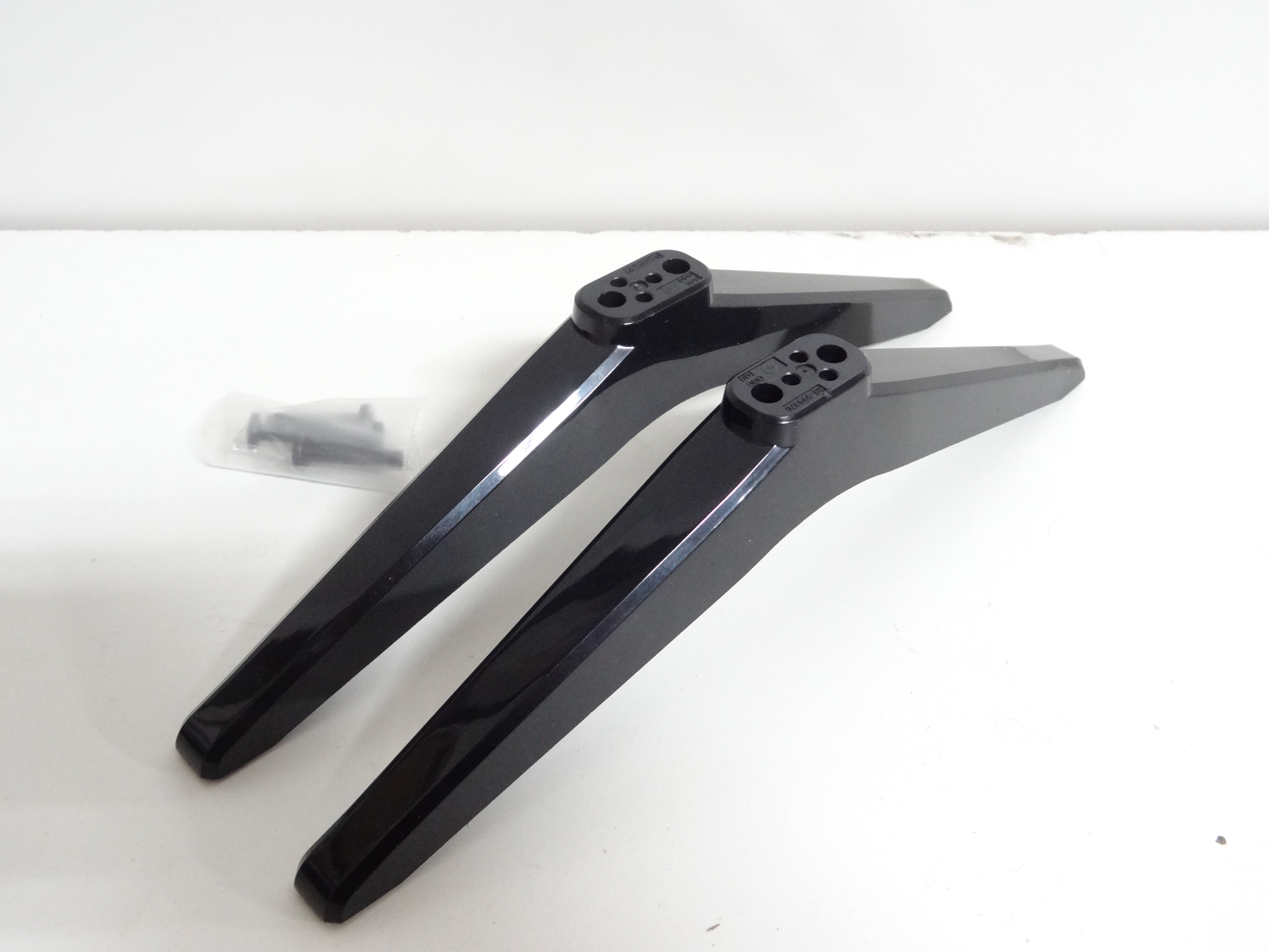TCL 49S515 Stand Legs W/Screws USED(68599370100)