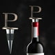 thumbnail image 4 of Tapón de botella de vino con alfabeto personalizado | Materiales de aleación y grado alimenticio premium | 26 Cartas iniciales | Toppers de vino reutilizables | 4" de altura | Regalos de Fiesta |, 4 of 5