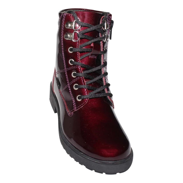botin casual coloso mujer vino charol 7904cx3 leon 7904cx3mp Botín casual mujer color vino charol, vista frontal 3/4; tobillo alto con cordones negros y ojales metálicos, costuras visibles en hilo rosa, cremallera lateral y suela negra de perfil grueso antideslizante; se usa frecuentemente para estilo urbano y combinar con jeans.