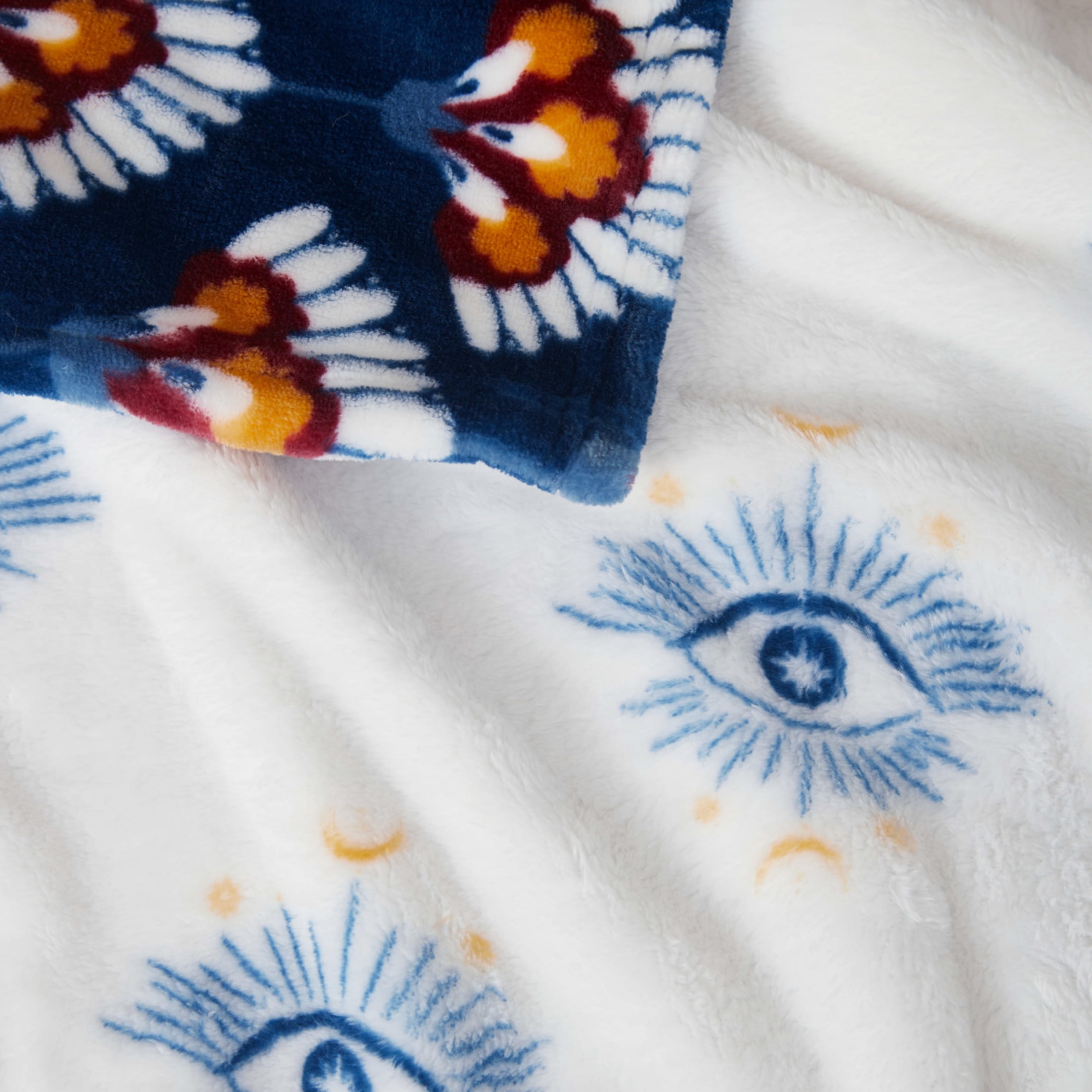 Jessica Simpson Plush Throw Blanket, White / Navy, 50" x 70"