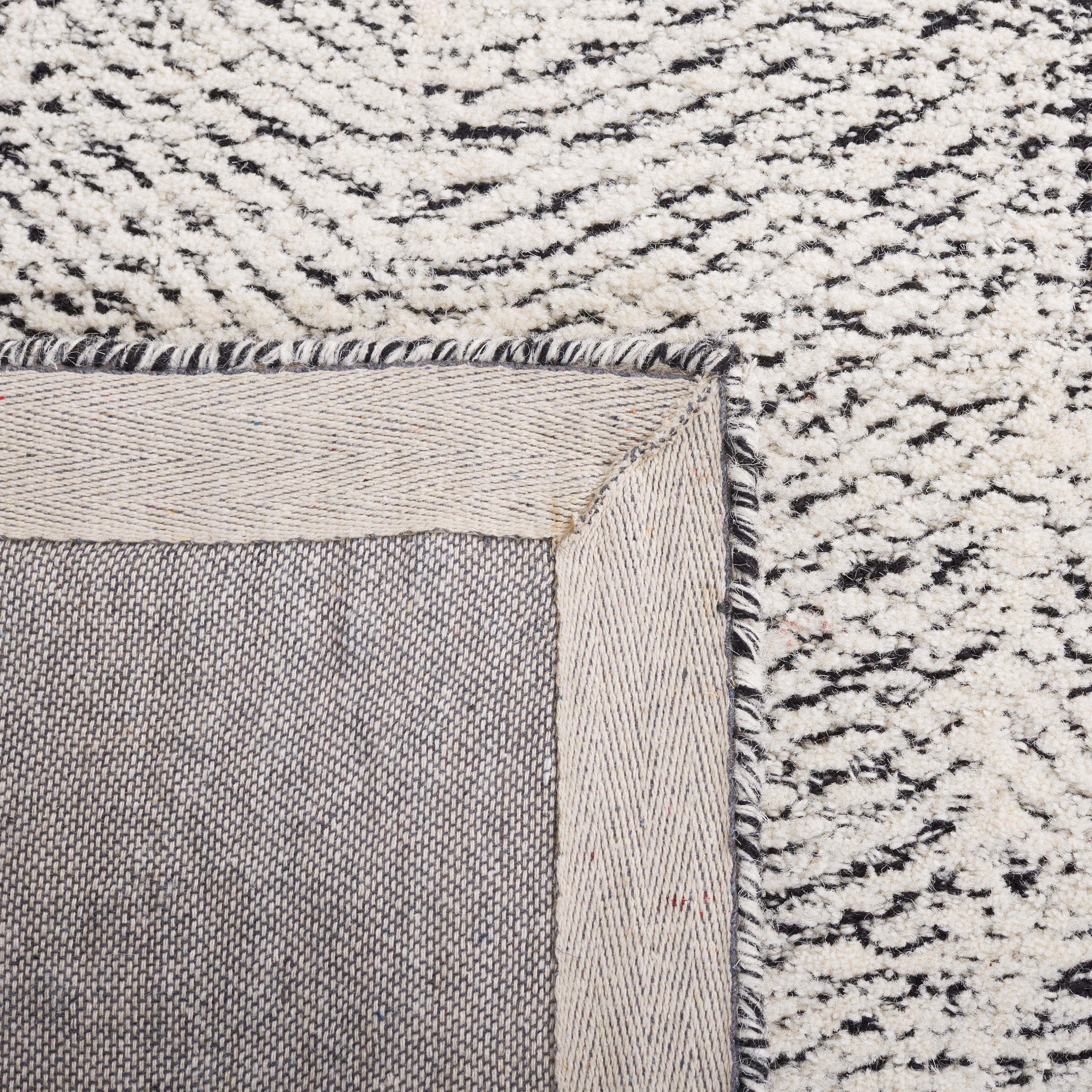 SAFAVIEH Metro Hartley Leaves Area Rug, Black/Ivory, 6' x 6' Square