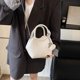 thumbnail image 3 of Versión coreana del bolso de mano con patrón de lichi de nicho para mujer, nuevo estilo 2025, bolso de hombro oblicuo de moda, bolso de cubo con cadena informal, 3 of 5