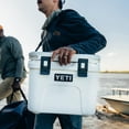 thumbnail image 4 of Cooler YETI Roadie 15 Hard con correa de doble uso, 15 L, color cereza, 4 of 9