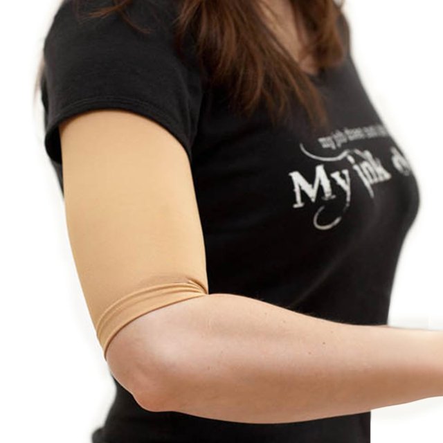 Tatjacket Tattoo Cover Up Corrector Sleeve (PAQUETE DE 2) en la parte superior del brazo o la pantorrilla Protección UPF 50 antideslizante para hombres y mujeres (Unisex) (GRANDE) (TAN)