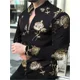 thumbnail image 1 of Ropa superior para hombre de alta calidad con manga larga y estampado de botones para fiestas sociales, moda y texto de periódico, 1 of 6
