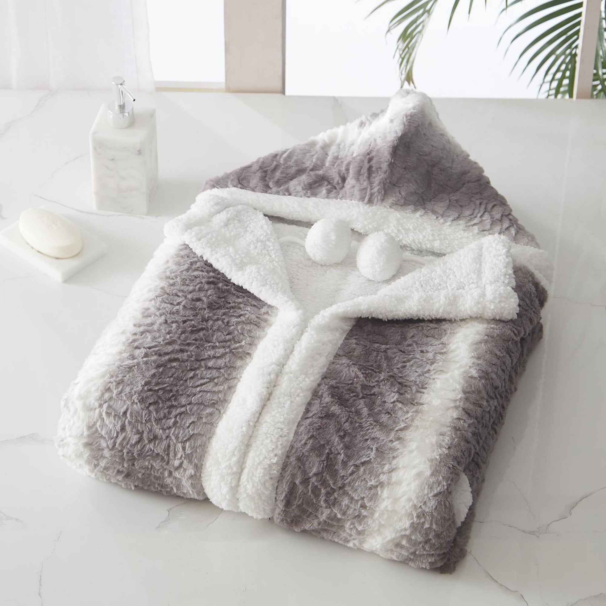 Chic Home Design Shadow Hoodie Robe in Grey/White 51\