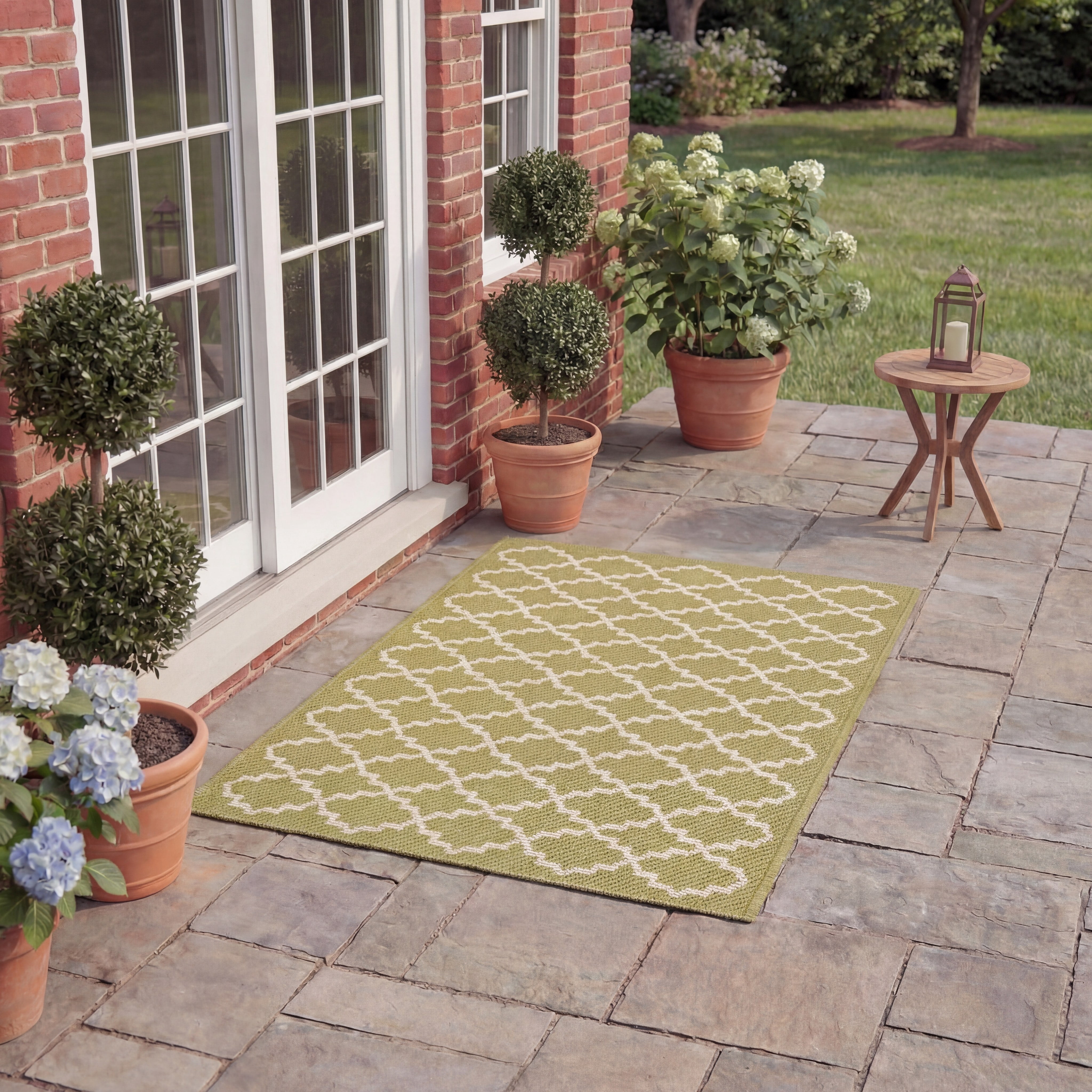 Safavieh Courtyard Hilbert Geometric Indoor/Outdoor Area Rug, Green/Beige, 2'7" x 5'