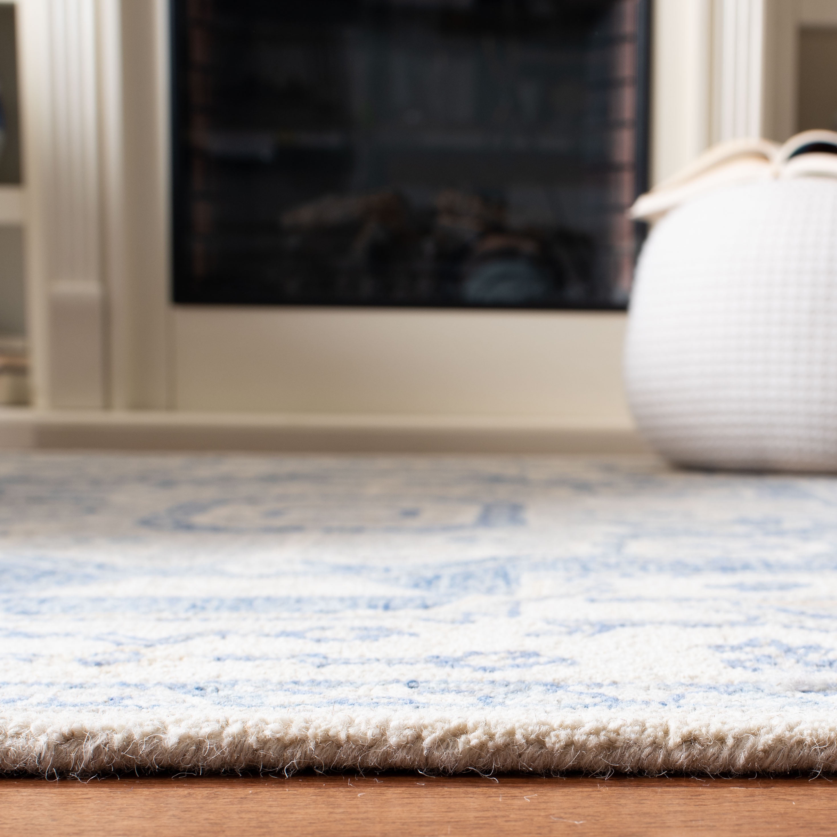 Safavieh Micro-Loop Braylon Floral Area Rug, Ivory/Blue, 2'6" x 4'