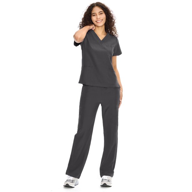 set de limpieza cozyfit, uniforme médico para mujer, gris oscuro, talla s. Vista frontal centrada con blusa de cuello en V y pantalón de pierna recta; blusa con bolsillo de pecho reforzado y ranura para bolígrafo más 2 bolsillos laterales y dobladillo dividido; pantalones con cintura elástica con cordón y múltiples bolsillos funcionales; tejido liso gris oscuro; también suele usarse como conjunto de trabajo para guardias largas.