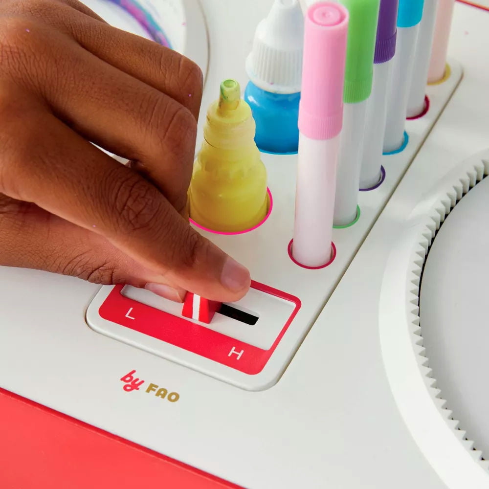 FAO  Schwarz - Spin & Twist 3D Designs Glow Swirl & Spiral Kit - Age: 6 Years and up.