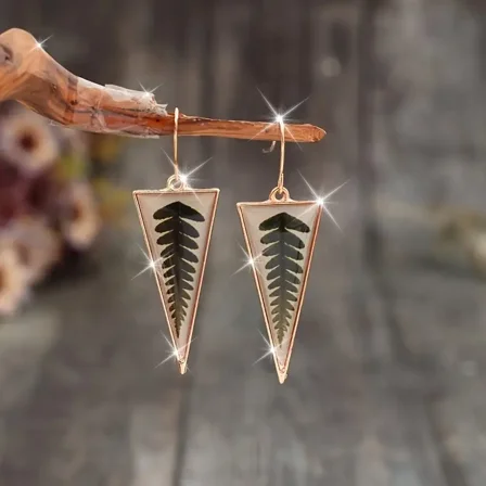 2Pair Unique Triangle-Shaped Green Leaf Pattern Dangle Earrings - Retro-Inspired Simple Style  - Perfect Holiday Ear Ornaments for Women