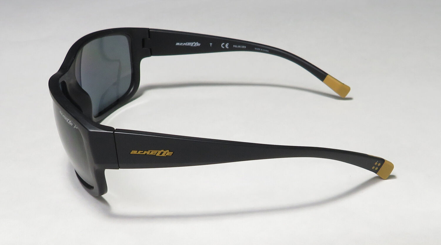 新品Arnette Men's AN4256 Bushwick Polarized Wrap Sunglasses, Matte Black/Dark G New ARNETTE BUSHWICK Mens Sunglasses AN4256 AN 4256 01&frasl;81 62mm