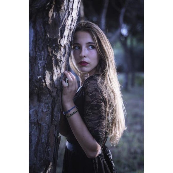 Jeune Femme Se Cachant dans une Forêt - Tarifa Cadiz Andalusia Spain Poster Print - 12 x 18 Po.