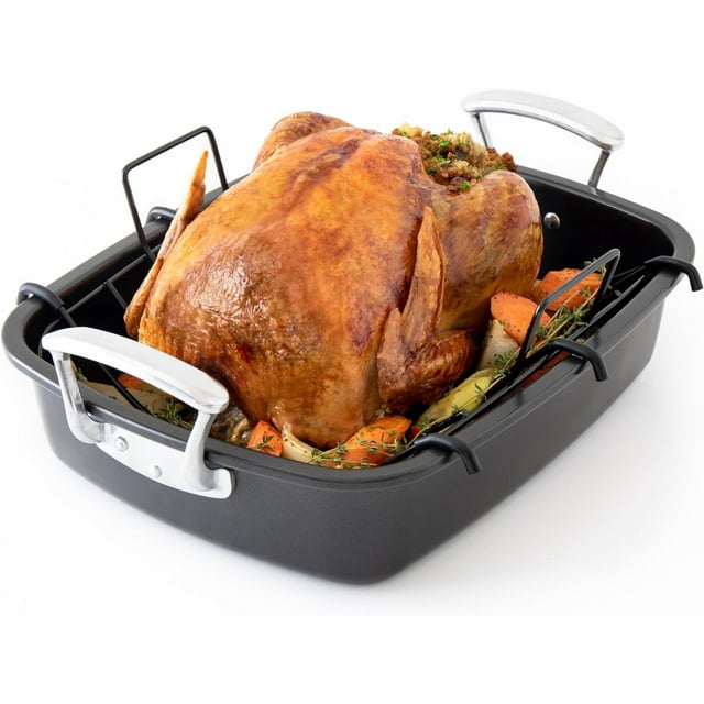 Chef Pomodoro Rôtissoire de Luxe Grande en Acier au Carbone avec Grille en U, 18,5 x 14,5 Pouces, Gris, avec une surface Antiadhésive et une construction durable. la Poêle Est Montrée avec une Dinde Rôtie et des Légumes, en Mettant en Valeur Ses Hautes Poignées pour un Levage Facile et Grille en U à Barres en Silicone pour une Cuisson Uniforme et la Prévention des Égratignures.
