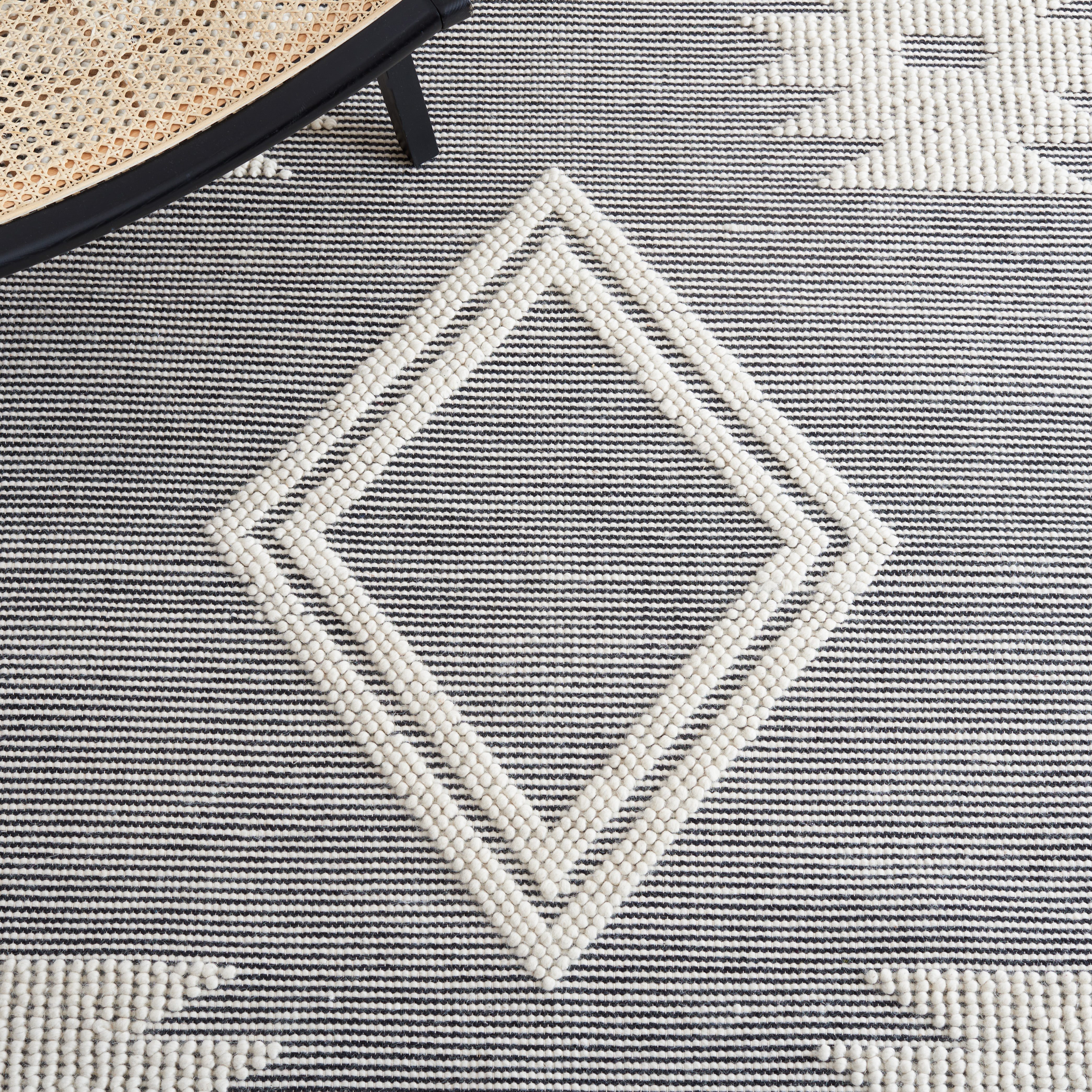 SAFAVIEH Marbella Annabelle Diamond Area Rug, Ivory/Black, 4' x 6'