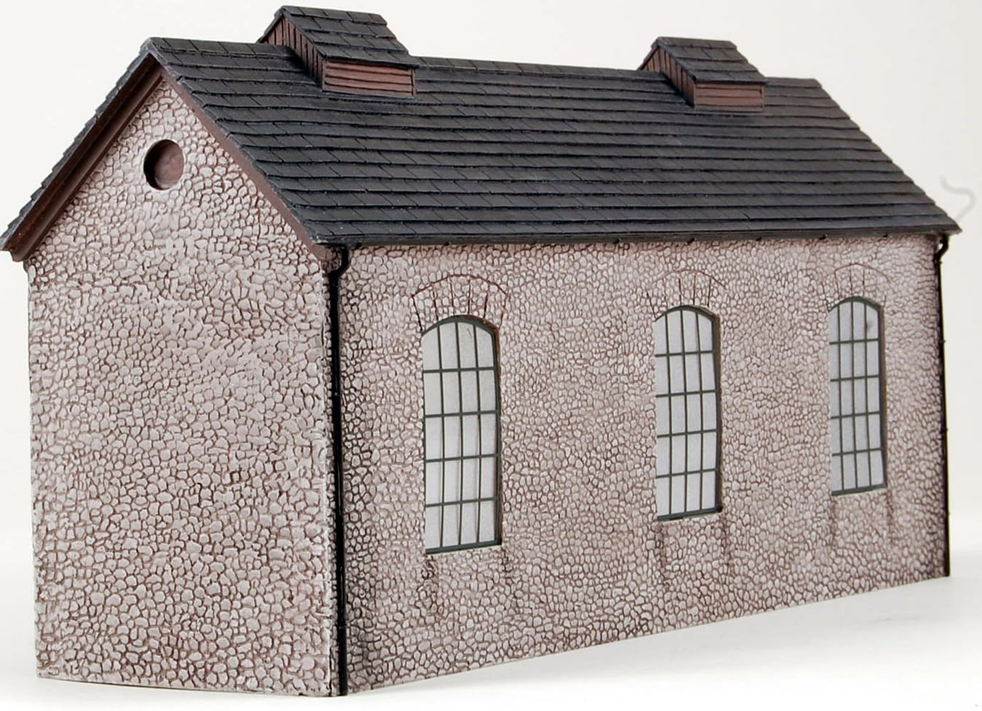 Bachmann Trains HO Scale Thomas & Friends Engine Shed Resin Building  Scenery Item